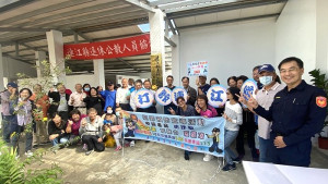警察局配合退休公教人員協會揭牌啟用活動,在縣長劉增應的帶領下,進行「打詐連江隊」的識詐宣導活動。(圖:連江縣警察局)