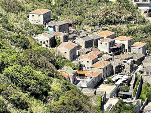　馬祖閩東建築屋瓦究竟要不要統一顏色至今無定論，北竿芹壁村目前就是紅灰並存局面。（圖／文：陳鵬雄）