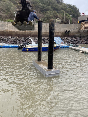 青帆漁港安全設施增建工程打樁部份,14日完成第1個鋼製浮筒裝設,將加速於年底前施作完成。(圖:連江縣政府產發處)