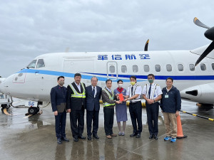 華信航空15日順利完成首次試飛馬祖,董事長高星潢搭機前來,縣長劉增應、立委陳雪生接機表達歡迎。(圖/文:馮紹夫)