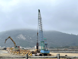 　塘后橋基樁向下約60公尺才到達較硬地質層，表示塘后沙灘沙層至少有60公尺之深。（圖／文：陳鵬雄）