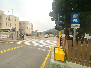 　介壽國中小完成校門路口設置活動號誌，於週一至週五上下學期間使用，確保學童安全。（圖：介壽國中小）