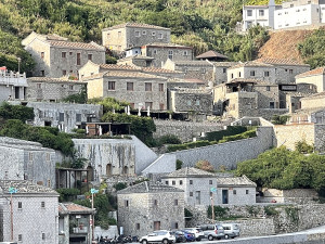 　芹壁聚落內不少民宅搭建棚架等附屬設施，民代建議型式要律定景觀才不會亂套。（圖／文：陳鵬雄）