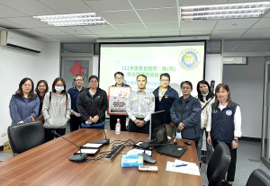　移民署召開111年度連江縣新住民關懷網絡會議，由服務站主任陳仁政主持。（圖：移民署連江縣服務站）
