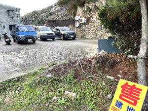 　塘岐復興路尾一土地張貼出售告示，據傳地主喊出一坪約30萬元價格。（圖／文：陳鵬雄）