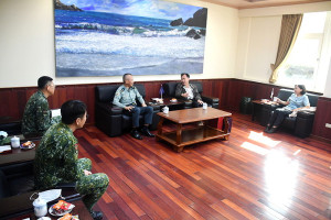 　連江縣防疫有成，軍方功不可沒，縣長劉增應頒發感謝狀給國防部軍醫處長謝宗保（左二）、馬防部副指揮官馬吉瑞（左一）等代表。（圖／文：曹重偉）