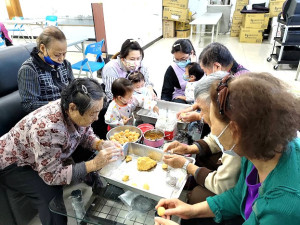 東莒C級長照巷弄站與東莒公共托育家園一同動手做地瓜餃。(圖:文/蔡夢玲)
