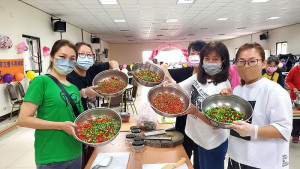 馬媳會邀請王欽(大合照第1排中)東引場分享剁椒醬料理湖南口味。(圖:馬媳會)