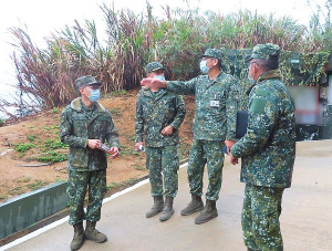 副指揮官馬少將視導據點整備情形。(圖:連苡淞)