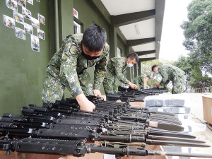 副連長林上尉帶領所屬仔細檢查裝備狀況。(圖:鄭恆佳)