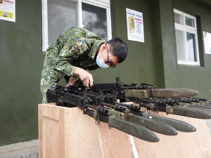 官兵檢查槍枝狀況,確保裝備妥善。(圖:鄭恆佳)