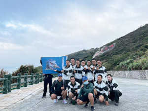 　幹部帶領訓員健行至毋忘在莒合影留念。（圖：邱彥愷）