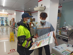 鑑於台灣發生有詐騙集團於其他縣市冒名候選人詐騙案,縣警局主動上街宣導提醒, 勿遭冒名候選人創Line群組騙錢或個資。(圖:連江縣警察局)