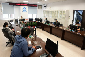 　疫情指揮中心21日召開第188次防疫會議，公布新增7名確診，案例分佈南竿5例、西莒2例；累計共3755位病患康復解隔。（圖／文：曹重偉）