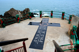 　西引島「國之北疆」觀景平台周邊草坡，發現有不少保特瓶、飲料罐等垃圾，凸顯部分民眾與遊客對環保的不重視。（圖／文：陳其敏）