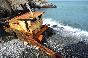　西引島西門流礫灘有一鐵殼漁船船骸擱淺，研判是從對岸大陸地區漂移過來的。（圖／文：陳其敏）