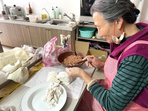 　隨著選舉日逼近返鄉人潮多，塘岐早餐店餛飩包都來不及賣，一早熱賣超過200碗。（圖／文：陳鵬雄）