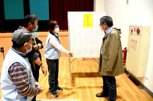 　五合一投票今登場，縣選委會25日由主委秘書長張龍德帶隊，先後前往南竿各投開票所設置點視察佈置情況及動線規劃。（圖／文：曹重偉）