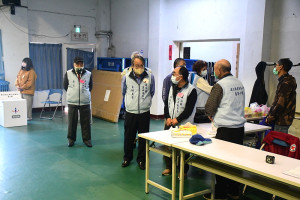 　五合一選舉暨憲法修正案公民複決26日正式投票，縣選委會主委張龍德一行上午10時前往關心各投開票所，秩序良好，沒出現重大違規。（圖／文：曹重偉）