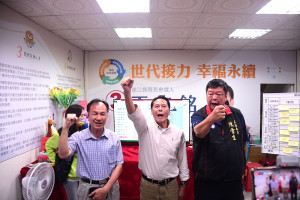 　縣長候選人王忠銘得票超過4300票篤定過半後，晚間6時在競選總部自行宣布當選，曹爾元前往向王忠銘握手恭賀當選，展現民主風度。（圖／文：曹重偉）