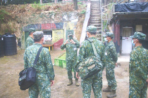 指揮官陳中將指導營區安全防護演練重點。(圖:耿顯揚)