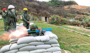 官兵進行66公厘火箭彈射擊。(圖:李迪軒)