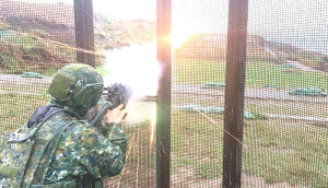 官兵實施T85榴彈發射器射擊。(圖:李迪軒)