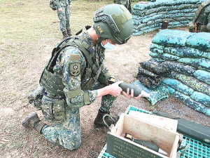 彈藥兵於射擊前實施彈藥檢查。(圖:曾俊豪)