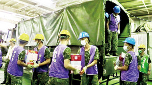 官兵齊心協力遞送物資。(圖:邱庭誼)