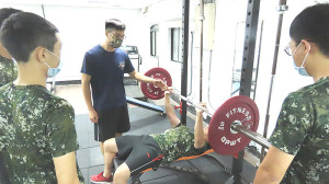 官兵參加健身社鍛鍊體格。(圖:楊玖千)