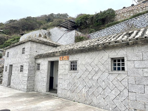 　石牆瓦頂的芹壁公廁，今年度由地方政府向環保署推薦為最具特色公廁。（圖：本報資料室）