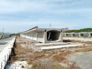 大坵橋上部結構橋面板預鑄節塊製作。