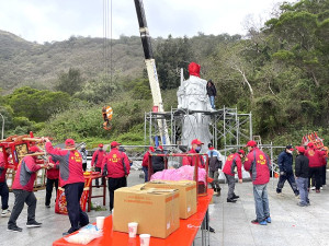 　楊公八使宮6.6公尺巨石神像，1日上午在紀念園區完成奠基組立。（圖／文：陳鵬雄）