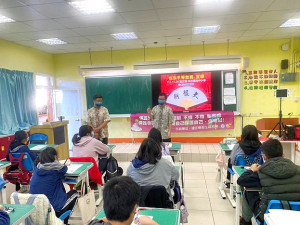 兒少守護專案邀青少年純潔協會來馬演出,巡迴南北竿4校,以詼諧逗趣傳統藝術,讓學童們理解到毒品、色情及霸凌的特徵與危害。(圖/文:曹重偉)