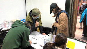 環資局首次推出超商單據換好禮,新款卡蹓杯送給你活動,獲得民眾熱烈迴響, 1日上午開始兌換,沒多久就全數換完。(圖/文:曹重偉)