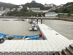 青帆漁港設施增建工程-浮動平台完工,漁民停靠船隻安全係數及穩定性提高,生命財產安全更有保障。(圖/文:宋幸儒)