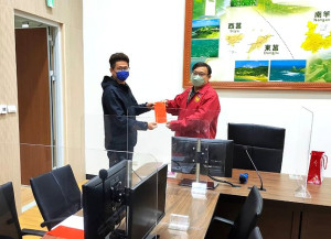 消防局長曹典鈺頒獎勵金給9月9日協助廚餘場火警救災工作的南竿航空站消防班人員:曹偉翔、陳雨麟、陳學逸、陳清弘、朱本善。(圖:連江縣消防局)