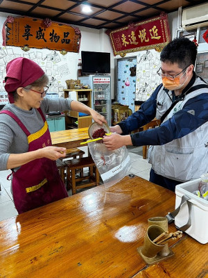 傳統食材列入食安把關機制,衛福局啟動紅糟品質衛生監測,針對在地製售及餐飲業所使用的紅糟進行抽樣,檢驗結果均與規定相符。(圖:連江縣衛福局)
