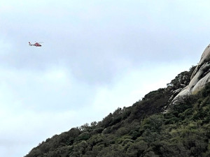 北竿后澳一小型漁船2日翻覆,漁民下落不明,各界展開海陸空搜救任務。(圖/文:陳鵬雄)