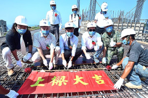 ▲東引鄉行政大樓及地下停車場重建工程主體結構 9月18日舉行上梁儀式。(資料圖)