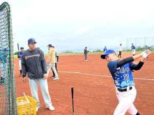 中華職棒球員工會的回饋列車抵達馬祖,中職球員林柏佑、林子豪現身為馬祖高中棒球隊指導教學。(圖/文:馮紹夫)