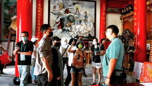 小島旦藝文團隊《兵兵島》走讀+講座第3場由青年道士陳柏儒領路走讀「得天獨厚的有福之澳」,講解華光大帝廟神明故事。(圖:小島旦藝文團隊)