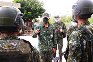陳指揮官視導南竿地區據點。(圖:鍾惟同)
