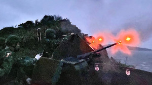 官兵操作20公厘防空快砲。(圖:林瑞和)