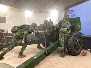 官兵操作105公厘榴彈砲。(圖:林瑞和)