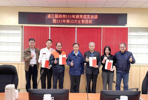 連江縣政府5日表揚111年度創意提案,由縣長劉增應頒發獎狀給獲選單位,消防局、警察局及人事處3單位4提案獲肯定。(圖:馬祖日報)