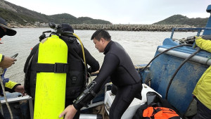 北竿海難搜救進入第4天,消防局動員潛水員下水查看,凌天直昇機也加入搜救行列。(圖:消防局、陳鵬雄)