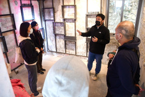 　金馬戰地展覽及導覽－島誌正於梅石士兵茶室展出，安排兩場動態導覽活動，邀請長期在金門從事戰地文化研究的藍文佶擔任主講人。（圖／文：曹重偉）