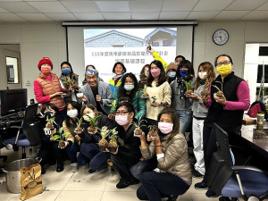 　民宿客訴處理與DIY課程分享常見旅遊糾紛案例介紹及預防，並帶領大家DIY手作苔球。（圖：交旅局、吳嘉榮）