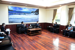 　王忠銘當選連江縣第8屆縣長，中選會委員邱昌嶽7日頒發當選證書，祝賀高票當選，再接再厲。（圖／文：曹重偉）